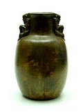 Vaas met aan weerszijden een aap als handvat uitgevoerd in gemetaliseerd beton met groene patina ontwerp uitvoering Cris Agterberg 1883-1948 ca.1920 