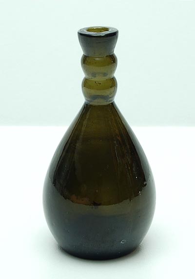 Fles naar ontwerp van Jac.Jongert in 1920 voor Paq.Port van de firma Wed.G.Oud Pzn en Co / Purmerend uitvoering N.V.United Glassworks Schiedam 