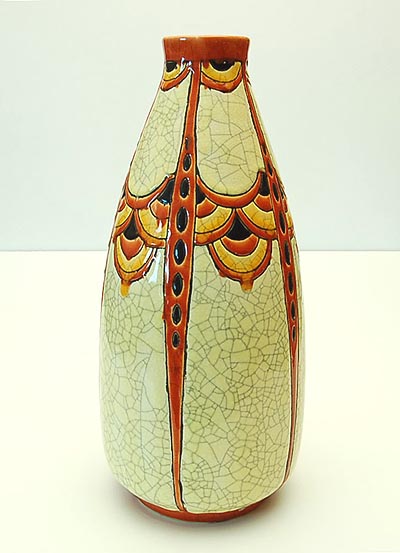 Faience vaas met meerkleurig decor met sterk gestileerde florale motieven en gecraqueleerd glazuur ontwerp Charles Catteau uitvoering Boch la Louvière Belgie ca.1925 