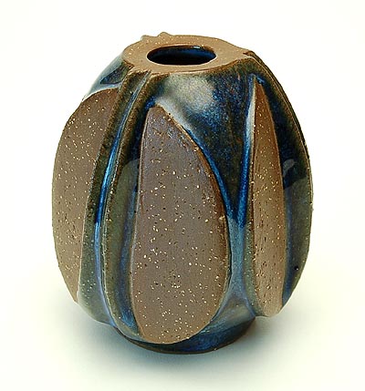 Steengoed vaasje gedeeltelijk geglazuurd ontwerp Marianne Starck ca.1965 uitvoering Michael Andersen Son / Denemarken 