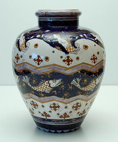  Aardewerk vaas met decoratie van zeemeerminnen en vissen in kobalt blauw en oker glazuur ontwerp H.Veldhuis uitvoering Haga / Purmerend 1904-1907 