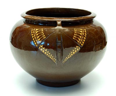  Cachepot met twee oren in de vorm van vlinders waarvan de vleugels zijn ingelegd ontwerp Chr van der Hoef uitvoering Potterij Rembrandt ca.1910 