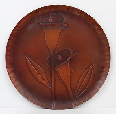 Koperen wandschotel met reliefdecoratie ontwerp uitvoering Frank Rebajes / USA ca.1950 