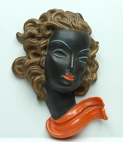  Polychroom beschilderd terracotta vormstuk van een meisjeshoofd uitvoering Goldscheider ca.1930 Wenen / Oostenrijk 