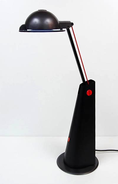 Metalen bureaulamp met halogeen verlichting en in hoogte instelbaar rood en zwart gelakt mechanisme model Troller uitvoering Lamperti / Italy ca.1985 