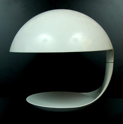 Tafellamp Model No 629 Cobra ontwerp Elio Martinelli 1968 uitvoering Martinelli Luce / Italie wit plastic vorm met bolle kap 
