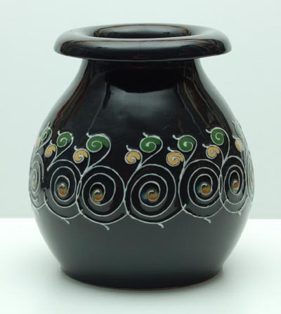  Aardewerk vaas met florale motieven in relief uitvoering Keramische Werkstätten Herrsching München-/ Duitsland ca.1925 