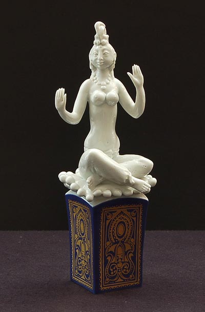  Porseleinen beeldje van oosters figuur op polychrome voet ontwerp Peter Strang 1967 uitvoering Meissen / Duitsland 