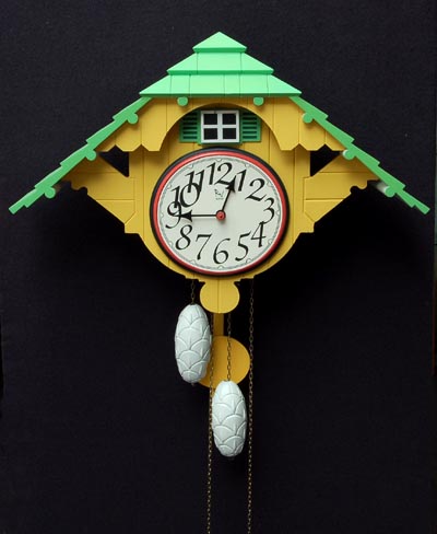  Gelakt houten Cuckoo Clock ontwerp Robert Venturi 1986 uitvoering Alessi / Italie Is nooit in gebruik geweest in originele verpakking De originele beschermingsdraad voor de kettingen is nog steeds bevestigd 