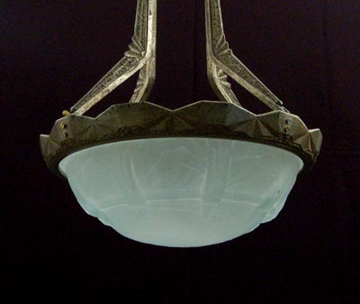  Hanglamp gesatineerde glazen kap in ijzeren montuur ontwerp uitvoering Muller Frères Luneville / Frankrijk ca.1925 