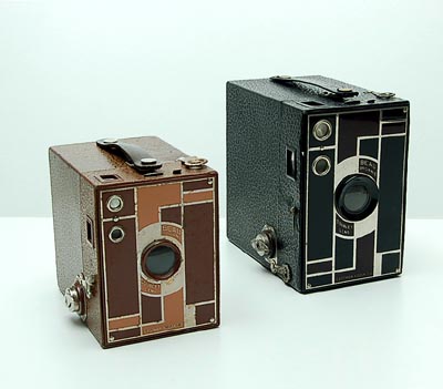 Beau Brownie camera's 1930-1933 no.2 bruin hoogte 10 cm en 2A zwart hoogte 12,6 cm ontwerp art deco architect Walter Dorwin Teague uitvoering Eastman Kodak / USA 