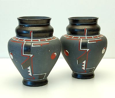 Twee aardewerk vazen met abstracte decoratie in koud-lak ontwerp en uitvoering C.E.Antheunis 1910-1933 Gouda Resp maten 22 21,5 cm 