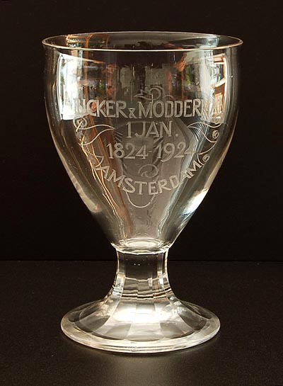  Herinneringsbeker met 12-kantig gefacetteerde stam Bicker Modderman 1824-1924 wijnhandelaren gevestigd aan de Nieuwe Prinsengracht 41 te Amsterdam ontwerp Gerard Muller / Amsterdam 1924 uitvoering waarschijnlijk Josephinenhütte / Bohemen 