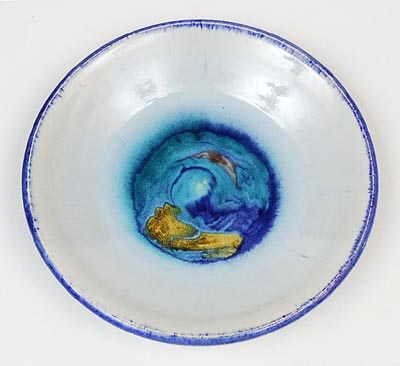Aardewerk wandbordje met polychrome voorstelling en blauwe rand ontwerp uitvoering Maria Hobbel ca.1930 Laren 