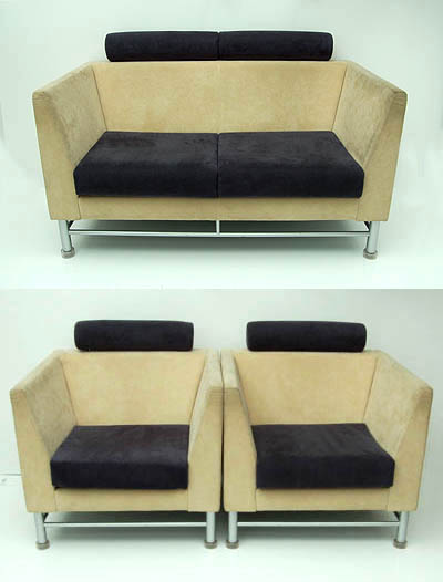  Twee fauteuils breed 80 cm en een tweezits-bank breed 136 cm Eastside bekleed met beige suede en losse donkerblauwe hoofdsteun en kussens powder-coated metaal met plastic voetjes ontwerp Ettore Sottsass 1983 uitvoering Knoll / Duitsland 1998 