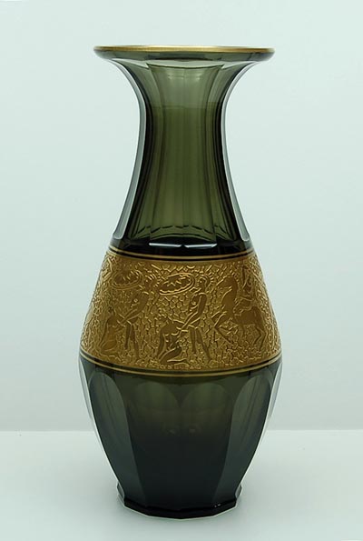  Groenglazen vaas met geëtst en verguld banddecor van vechtende amazones ontwerp 1925-'30 uitvoering Ludwig Moser Söhne Karlsbad Duitsland ca.1960 