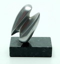  Aluminium abstract object op natuurstenen voetje ontwerpen door Burki 1970 ter gelegenheid van de opening van het nieuwe kantoorpand van de Zwolsche Algemene Nederland 