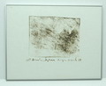  Ets op zink Den Ilp 1980 ontwerp uitvoering Anton Heyboer 1924 - 2005 Lotti Heyboer De huisjes zijn aan onze kant Het is in spiegelbeeld maar op de ets van links naar rechts een houten schuur die niet meer bestaat nu – het kleine oude huisje dat in de lengte van de straat staat het was vroeger een water-en-vuur winkeltje we hebben het ± 1972 er bij gekocht – een klein tussendakje waarmee we de twee huizen verbonden hebben – de stal die met zijn gezicht naar de straat staat ons oorspronkelijke hoofdgebouw – en een identieke stal die we gebouwd hebben in 1975 van de opbrengst van ‘De Drie Bruiden’ Henk van der Meyden gaf ons toen totaal onverwacht een gulden voor elk verkocht boek je kon toen nog stukken goedkoper bouwen dan nu Het is het huis waarin ik nu achter de computer zit mijn eigen plek 