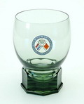  Groen-violet whiskyglas met 8-kantig geslepen voet gegraveerd logo van de Kon Ver van Ned Scherpschutters ontwerp A.D.Copier 1928 uitvoering Leerdam 