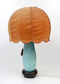  Turkoois geglazuurde aardewerk lamp met originele zeemleren kap op losse zwarte ondervoet ontwerp uitvoering Pieter Groeneveldt ca.1960 
