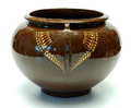  Cachepot met twee oren in de vorm van vlinders waarvan de vleugels zijn ingelegd ontwerp Chr van der Hoef uitvoering Potterij Rembrandt ca.1910 