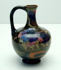 Aardewerk kan met polychrome florale decoratie ontwerp Leen Muller ca.1910 uitvoering Zuid-Holland 