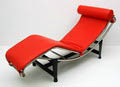  Lounge Chair LC4 verchroomd buis met rood lederen bekleding ontwerp le Corbusier 1929 recente uitvoering 