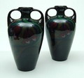  Twee aardewerk oorvazen met polychrome florale decoratie uitvoering Plateelbakkerij Schoonhoven ca.1925 