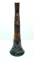  Lange slanke aardewerk vaas met polychrome florale decoratie uitvoering Plateelbakkerij Zuid-Holland ca.1910 