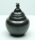  Tinnen dekseldoosje met Oosters figuur als dekselknop in de stijl van Georg Nilsson Holland ca.1930 