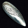  Zilveren kledingclip met florale gestoken decoratie gemerkt H.B ca.1920 