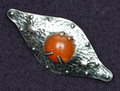 Zilveren gehamerde broche met cabuchon geslepen carneool ontwerp uitvoering Burger Haarlem ca.1935 