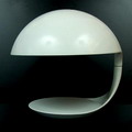 Tafellamp Model No 629 Cobra ontwerp Elio Martinelli 1968 uitvoering Martinelli Luce / Italie wit plastic vorm met bolle kap 