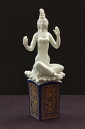  Porseleinen beeldje van oosters figuur op polychrome voet ontwerp Peter Strang 1967 uitvoering Meissen / Duitsland 