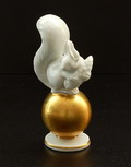  Wit geglazuurd beeldje van eekhoorn op gouden bal ontwerp T.Kärner 1930 uitvoering Rosenthal Selb Plössberg / Duitsland ca.1955 