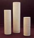  Mat witte cylindervazen met structuur 3x ontwerp Tapio Wirkkala 1964 uitvoering Rosenthal / Duitsland Hoog 22,8 / 30,2 16 cm 