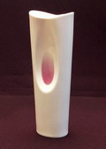 Glanzende witte vaas met rose en blauw aflopend decor ontwerp Tapio Wirkkala ca.1965 uitvoering Rosenthal / Duitsland vermoedelijk in opdracht van de Firma i 