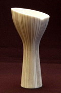 Mat witte vaas 2729 met goud lijndecor ontwerp Tapio Wirkkala 1956 haaifish serien uitvoering Rosenthal / Duitsland 