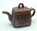 Aardewerk theepot met bewerkt oppervlak ontwerp uitvoering Peter Pinnell Nebraska / USA 1999 My work is increasingly about texture and an overall richness of surface 