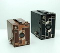 Beau Brownie camera's 1930-1933 no.2 bruin hoogte 10 cm en 2A zwart hoogte 12,6 cm ontwerp art deco architect Walter Dorwin Teague uitvoering Eastman Kodak / USA 