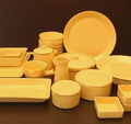  5-delig 30 onderdelen eetservies Kilta ontwerp Kaj Franck 1948 uitvoering Arabia / Finland In productie 1953-1975 Maten Bord 5x 27,5 cm 1 met barst Vierkante bakjes 5x 9 x 9 cm Vierkant bakje 1x 9,7 x 9,7 cm Vierkant bakje 1x 13,2 x 13,2 cm Vierkant bakje 1x 16 x 16 cm Rechthoekige schaal 1x 31 x 15,2 cm Rechthoekige schaal 1x 31 x 21,5 cm barst Kommetjes 5x diam 13,2 1 met barst Dekselschaal 1x diam 20 cm Voorraaddoos met deksel 1x diam 11 cm Voorraaddoos met deksel 1x diam 15 cm Melkkan 1x hoog 12,7 cm Sauskom met handvat 1x hoog 7,8 cm Theepot met deksel 1x hoog 12,7 cm 