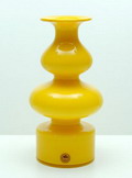  Carnaby vaas geel met helder glazen overlay ontwerp Michael Bang ca.1965 uitvoering Holmegaard / Denemarken 