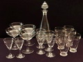  Wijnkaraf en 16 glazen van servies Smeerwortel ontwerp A.D.Copier 1923 uitvoering Leerdam / Holland Hoogte's Karaf 29,5 cm Champagne coupes 4x 13,1 cm Portglazen 4x 12,2 cm Bitterglazen 2x 11,1 cm Waterbekers 6x 11,4 cm 