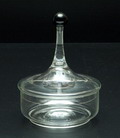 Bonbondoosje met zwarte bolknop ontwerp A.D.Copier 1934 voor de AVRO uitvoering Leerdam 