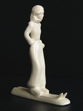  Wit geglazuurd beeldje van een skiester ontwerp Etha Lempke 1928-'29 uitvoering Zuid-Holland Gouda 