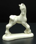  Wit geglazuurd beeld van een paard ontwerp Pieter Swildens 1936-'40 uitvoering Zuid-Holland Gouda 