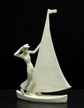  Wit geglazuurd beeldje van een zeilende vrouw ontwerp Etha Lempke 1928-'29 uitvoering Zuid-Holland Gouda 