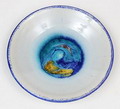 Aardewerk wandbordje met polychrome voorstelling en blauwe rand ontwerp uitvoering Maria Hobbel ca.1930 Laren 