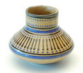  Geringeloorde aardewerk vaas met geometrische decoratie in blauw en groen uit het keramiekatelier van Amstelhoek 1900-1903 ontwerp Lambertus Zijl Amstelhoek stond toen onder zijn leiding of C.J van der Hoef die daar toen eerste assistent was en bij het ontwerpproces was betrokken tekst herzien 