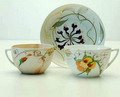 Twee diverse eierschaal kopjes en één schoteltje niet bij elkaar horend met polychrome florale decoratie uitvoering Rozenburg / Den Haag ca.1910 